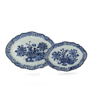 Større og mindre ovalt kinesisk fad af porcelæn, dekorerede i underglasur blå. Jiaqing 1796-1820. L. 36 og 43 cm. 2
