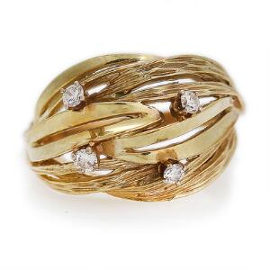 Diamantring af 14 kt. guld prydet med brillantslebne diamanter. Str. 50. Ca. 1970-80.
