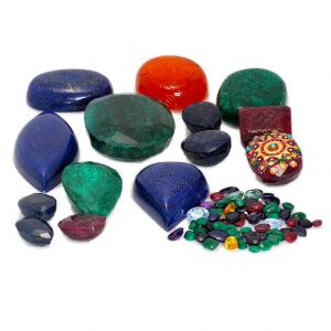 Samling af uindfattede smykkesten bestående af lapis lazuli, smaragder, safirer, rubiner, citriner, ametyster og topaser. Certifikater medfølger. Ca. 2013 50