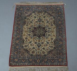 Isfahan tæppe, Persien. Klassisk medaljon design på lys bund. 1 mio. kn. pr. m2. Ca. 1960. 100 x 137.