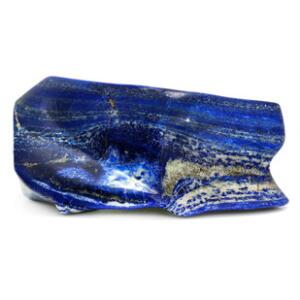 Større poleret stykke lapis lazuli. L. ca. 21,5 cm. B. ca. 8,5 cm. H. ca. 9 cm. Vægt. ca. 3,5 kg.