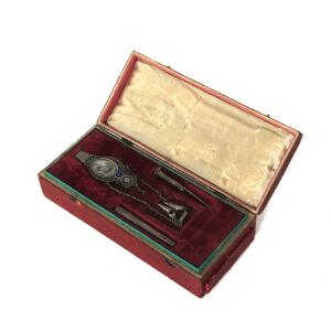 Lille syæske af marokin med skuffe, med blandt andet strikkepinde holder med filigran og indvendig minde medaillo og andet. 19. årh. L. 22 cm. B. 9,5 cm.