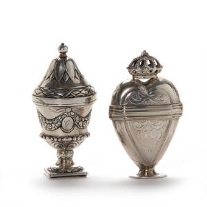 To hovedvandsæg af sølv, det ene vaseformet, mester Andreas Holm det andet hjerteformet uden mærke. 78 gr. H. 7 og 7,5 cm. 2