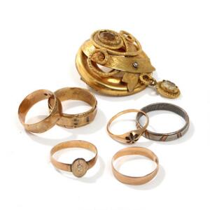 Citrinbroche af 14 kt. guld, fire ringe af 14 kt. guld, ring af guld samt ring af platin og guld. Vægt 27,1 gr. Ringstr. 53-65. 7