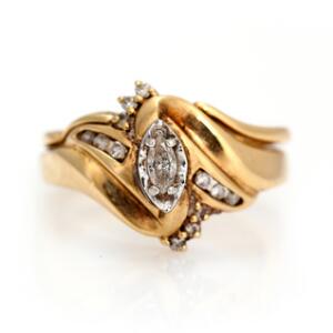 Todelt diamantring af 14 kt. guld prydet med brillantslebne diamanter. Str. 54.