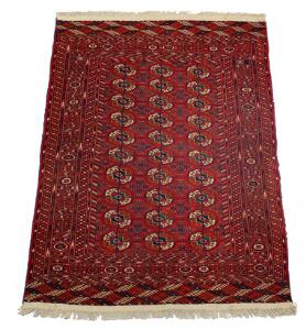 Semiantikt Bochara tæppe, prydet med gentagelsesmønster på rød bund. Persien. Ca. 1960. 180 x 133.