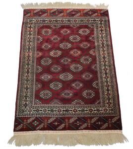 Semiantikt Bochara Yomoud tæppe, prydet med gentagelsesmønster på rød bund. Persien. Ca 1960. 190 x 130.