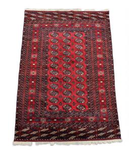 Semiantikt Bochara Yomoud tæppe, prydet med gentagelsesmønster på rød bund. Persien. Ca. 1960. 186 x 124.