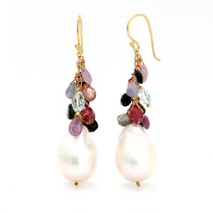 Et par perle- og kvartsørestikker af forgyldt sølv hver prydet med barok South Sea kulturperle samt facetslebet kvarts i blå og røde nuancer. L. ca. 5,5 cm.
