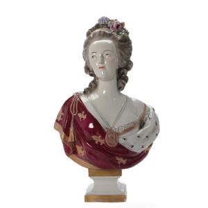 Marie Antoinette buste af porcelæn dekoreret i farver. Mærket kronet N. H. 73 cm.