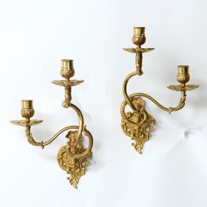 Et par væglampetter af forgyldt bronze. Rokoko form, 20. årh. H. 32 cm.