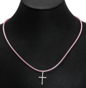 Diamantvedhæng af 14 kt. hvidguld i form af kors prydet med talrige brillantslebne diamanter. L. ca. 2,5 cm. Silkesnor med lås af sterling sølv medfølger.