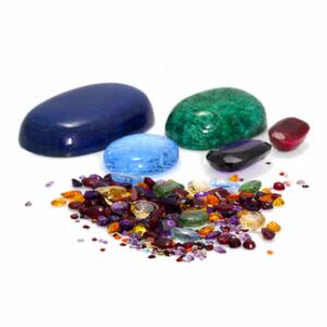 Samling af uindfattede smykkesten, bl.a. bestående af lapis lazuli, smaragd, ametyster, citriner, rubiner, peridoter, topaser og granater. 100