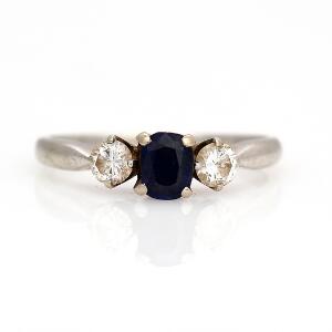 Safir- og diamantring af 18 kt. hvidguld prydet med facetslebet safir flankeret af brillantslebne diamanter. Str. 53. Ca. 1970.
