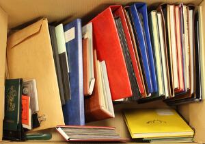 Hele Verden. Flyttekasse med bl.a. årsmapper, marginal 4-blokke og mønter m.m.