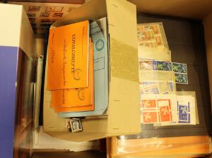 Flyttekasse med samlinger FN, Europamærker, stemplede og postfriske arkblokke fra forskellige lande, udvalgshæfter m.m.