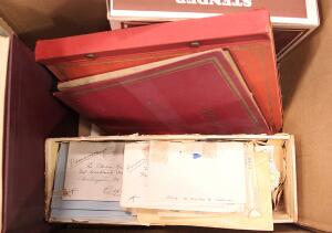 Rodekasse. En kasse med diverse album, frimærker og kuverter der har stået uberørt i lang årrække