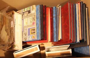 Flyttekasse. Med samlinger osv i 18 album samt diverse andet.