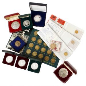 3 stk. mindedukater fra Danmark og Norge, i alt Au, 10,5 g 9001000, 200 kr 1990, DKK 133,- i kurserende mønt, diverse udenlandske sølvmønter og medailler m.m.