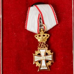 Frederik IX, miniature til Dannebrogsordenen, ridderkors, i guld med emalje, i æske til ridderkors fra Michelsen