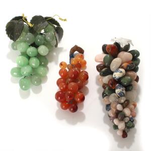 Tre venetianske vindrueklaser af farvet glas, sten og jade. 20. årh. L. 18, 20 og 21. 3