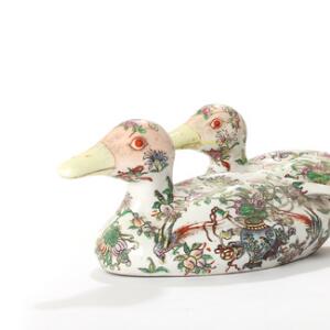 Et par kinesiske ænder af porcelæn, dekorerede med sommerfugle, vaser, blomster og bladværk i farver. Sign. 20. årh.s slutning. L. 28. 2