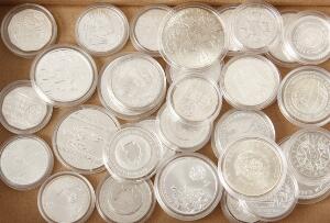 Samling af sølvmønter fra hovedsagelig europæiske lande, i alt 34 stk., Ag, ca. 550 g i varierende finhed
