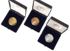 Knud Rasmussen medailler i henholdsvis bronze 70 g, sølv 75 g 9251000 og guld 100 g 7501000, i alt 3 stk. i originale æsker fra Sporrong