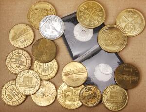 Lille samling bestående af 11 stk. snurremønter i hovedsagelig messing, 5 stk. Gunnar NU mønter fra sds samt 1 og 2 kr 1990 prøvemønter m.m.