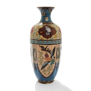 Kinesisk cloisonné vase, dekoreret med drager, fugle og blomsterornamentik. 19.-20. årh. H. 30.
