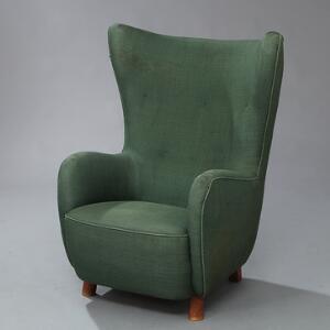 Mogens Lassen, tilskrevet Øreklapstol med ben af bejdset bøg. Sæde, sider samt ryg betrukket med grøn stof.