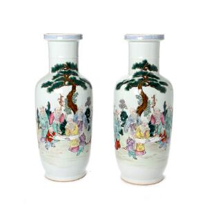 Et par kinesiske rouleau vaser af porcelæn, dekoreret i farver med De Udødelige stående under pinjetræ. 19. årh eller senere. H. 47 cm. 2