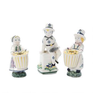 Tre børnehjælpsfigurer af fajance dekorerede i farver, bestående af kusine, fætter og skorstensfejeren. Aluminia. H. 12-17 cm. 3