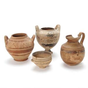 Fire diverse keramikkar med stiliseret dekoration. Antagelig Italien ca. 7.-4. årh. f. Kr. H. 6,5-17 cm. 4