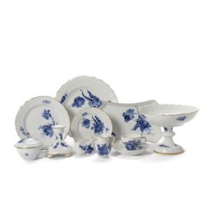 Blå Blomst service af porcelæn dekoreret i underglasur blå med guldkant. Royal Copenhagen 74