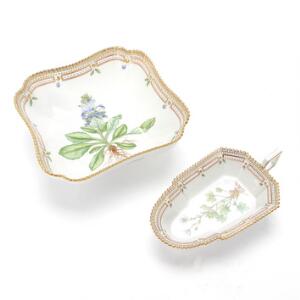 Flora Danica firesidet skål og asiet af porcelæn, dekoreret i farver og guld med blomster. Nr. 3510 og 3544. Royal Copenhagen. L. 22,5 cm og 21 cm. 2