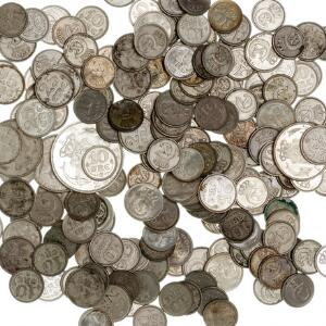 Samling af hovedsagelig 10 øre 53 stk. og 25 øre 145 mønter samt 1 kr 1915 2, 1916 og 2 kr 1916, i alt 202 stk. mønter med en del sølv iblandt