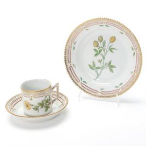 Flora Danica et par chokoladekopper af porcelæn og en sidetallerken, dekorerede i farver og guld med blomster. 3513, 3512 og 3573. Royal Copenhagen. 3