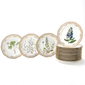Flora Danica 16 tallerkener af porcelæn med gennembrudt fane. 3526. Royal Copenhagen. Diam. 27 cm. 16