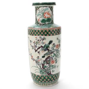 Kinesisk famille verte rouleau vase af porcelæn, dekoreret i farver med eksotiske fugle. 19. årh. H. 45 cm.