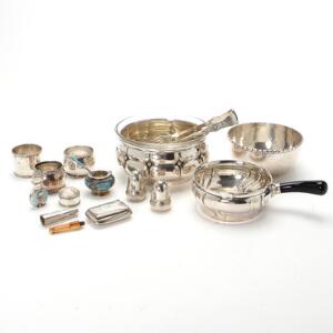 Samling sølv bestående af skåle, smørnæb, servietringe m.m. Danmark 20. årh. Vægt eksl. dele med porcelæn mm. 535 gr. 132