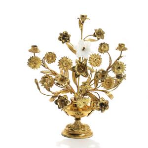 Fransk alterstage af forgyldt bronze med arme til seks lys, rigt prydet med putti, krucifiks, hjerter og blomster. Ca. 1900. H. 53.