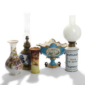 Louis Philippe opsats af porcelæn, Charles X vase af opaline glas, vase og to petroleumslamper af porcelæn. 19.-20. årh. H. 20,5-48. 5