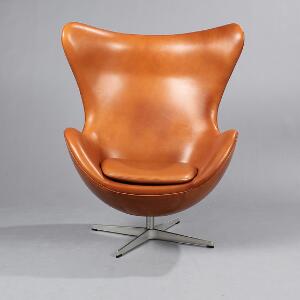 Arne Jacobsen Ægget. Hvilestol med vippebeslag, betrukket med cognacfarvet skind. Model 3316. Udført hos Fritz Hansen.