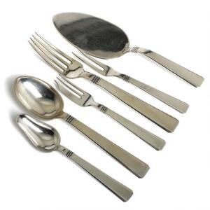 Bestik af sølv, bestående af 6 gafler, 12 skeer, 6 kagegafler, 3 pålægsgafler, grapeske og kagespade. Mester P. Hertz. 29