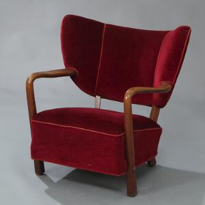 Dansk møbeldesign Lænestol med stel af bejdset bøg. Sæde og ryg betrukket med rød velour.