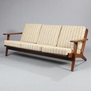 Hans J. Wegner GE 290. Tre-personers sofa af mørk egetræ, løse epeda hynder med lyst uld. Udført hos Getama. L. 180.