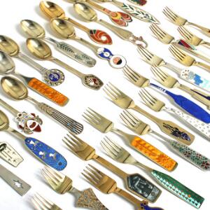 En samling juleskeer og -gafler af forgyldt sterlingsølv, A. Michelsen, prydet med emaljearbejde. Vægt ca. 1495 gr. 33