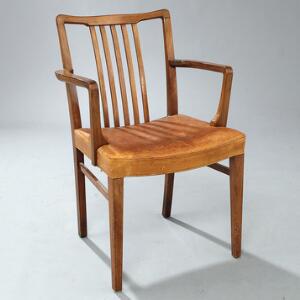 Jacob Kjær Armstol med stel af mahogni, tremmeryg. Sæde betrukket med patineret naturskind.