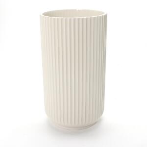 Lyngby Lyngbyvase. Vase af blanc de chine. Stemplet hos Lyngby Porcellæn, Danmark. H. 30,3.